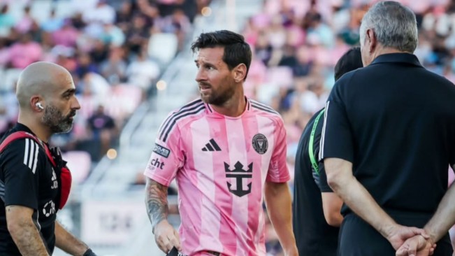 Lionel Messi diganti setelah cedera. [Instagram]